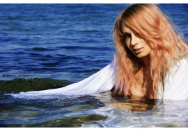 Красивая рыжеволосая девушка в воде
